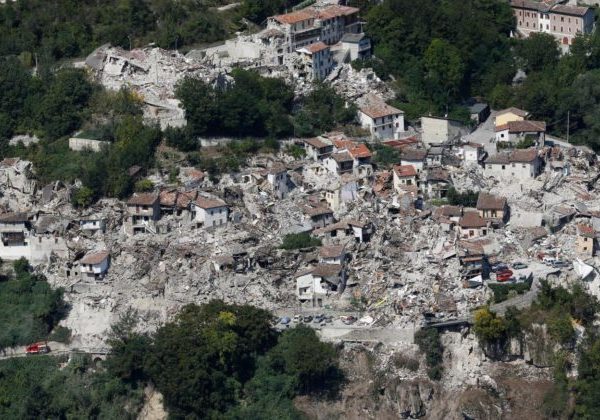 Veduta aerea di Pescara del Tronto devastata dal sisma